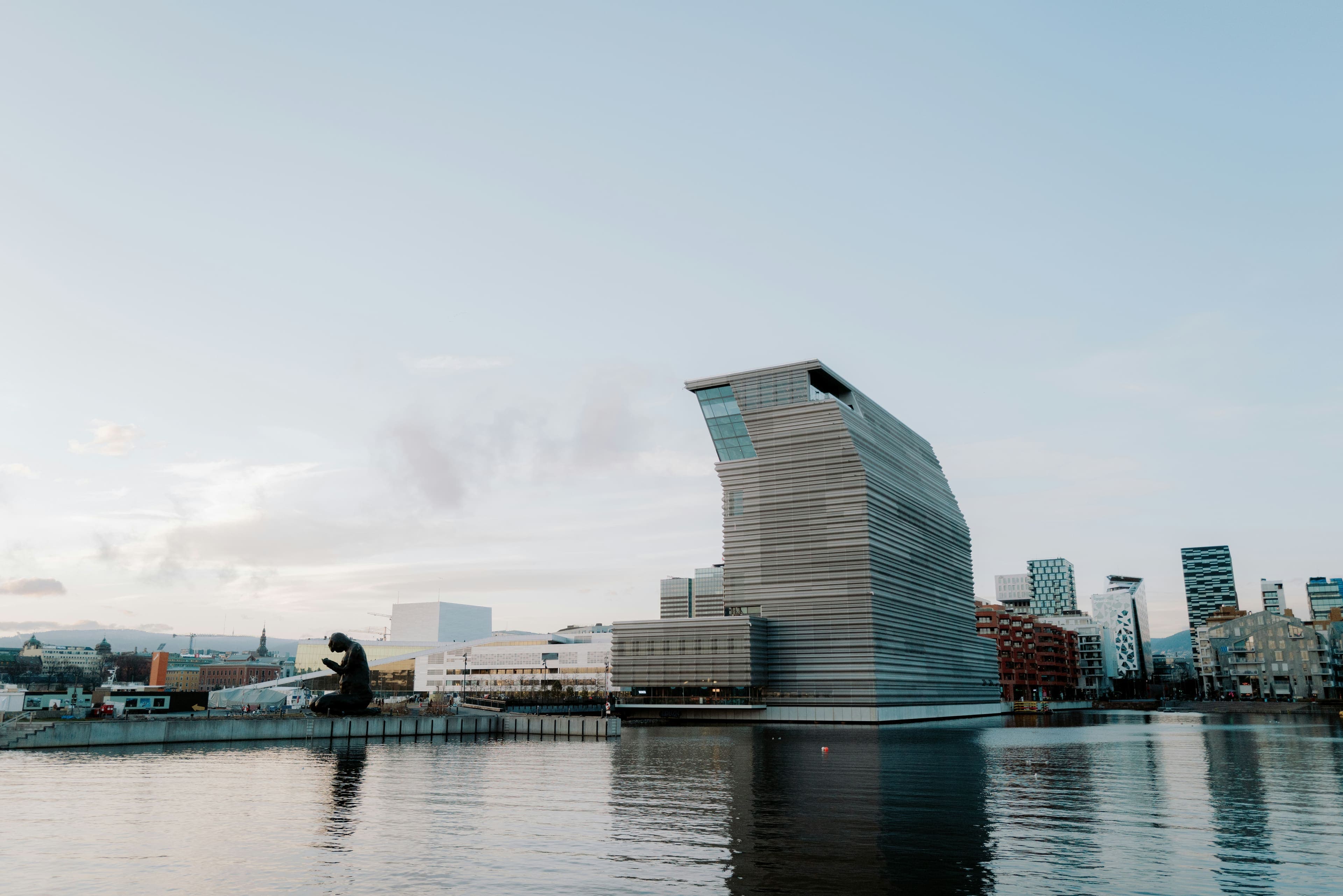 Munchmuseet og Bjørvika speiler seg i vannet